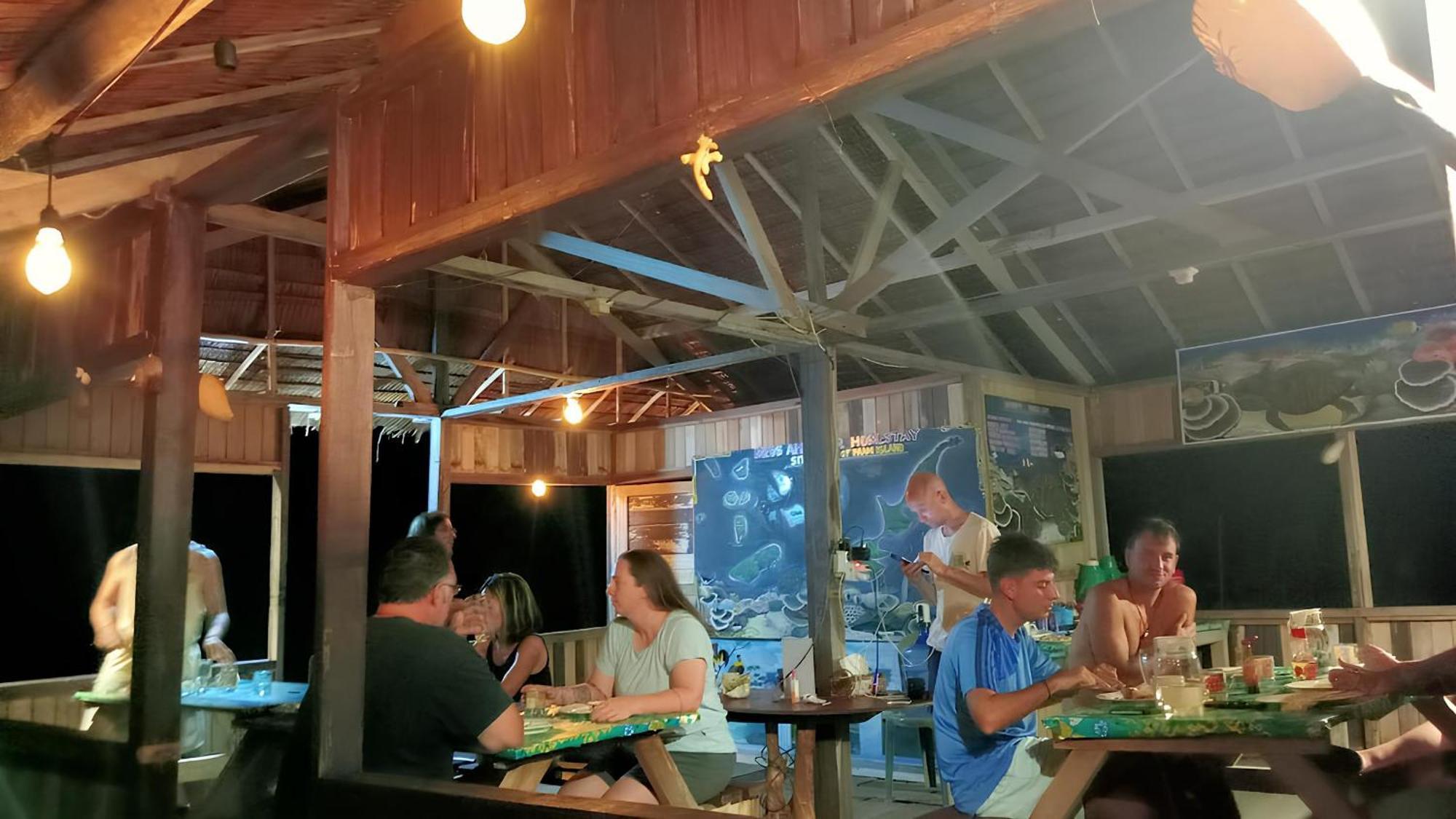 Meos Ambower Homestay Raja Ampat Fam Exterior foto