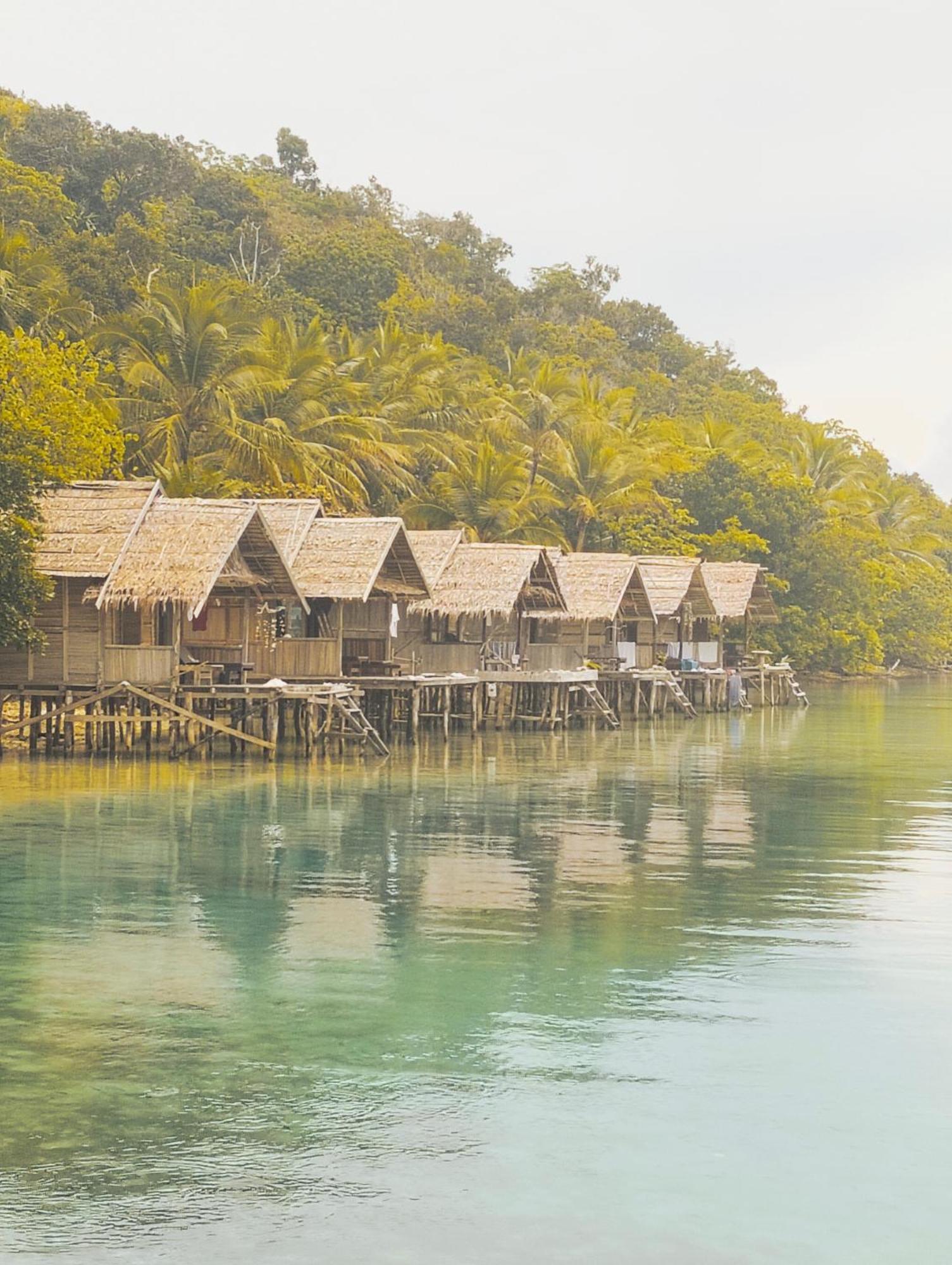 Meos Ambower Homestay Raja Ampat Fam Exterior foto